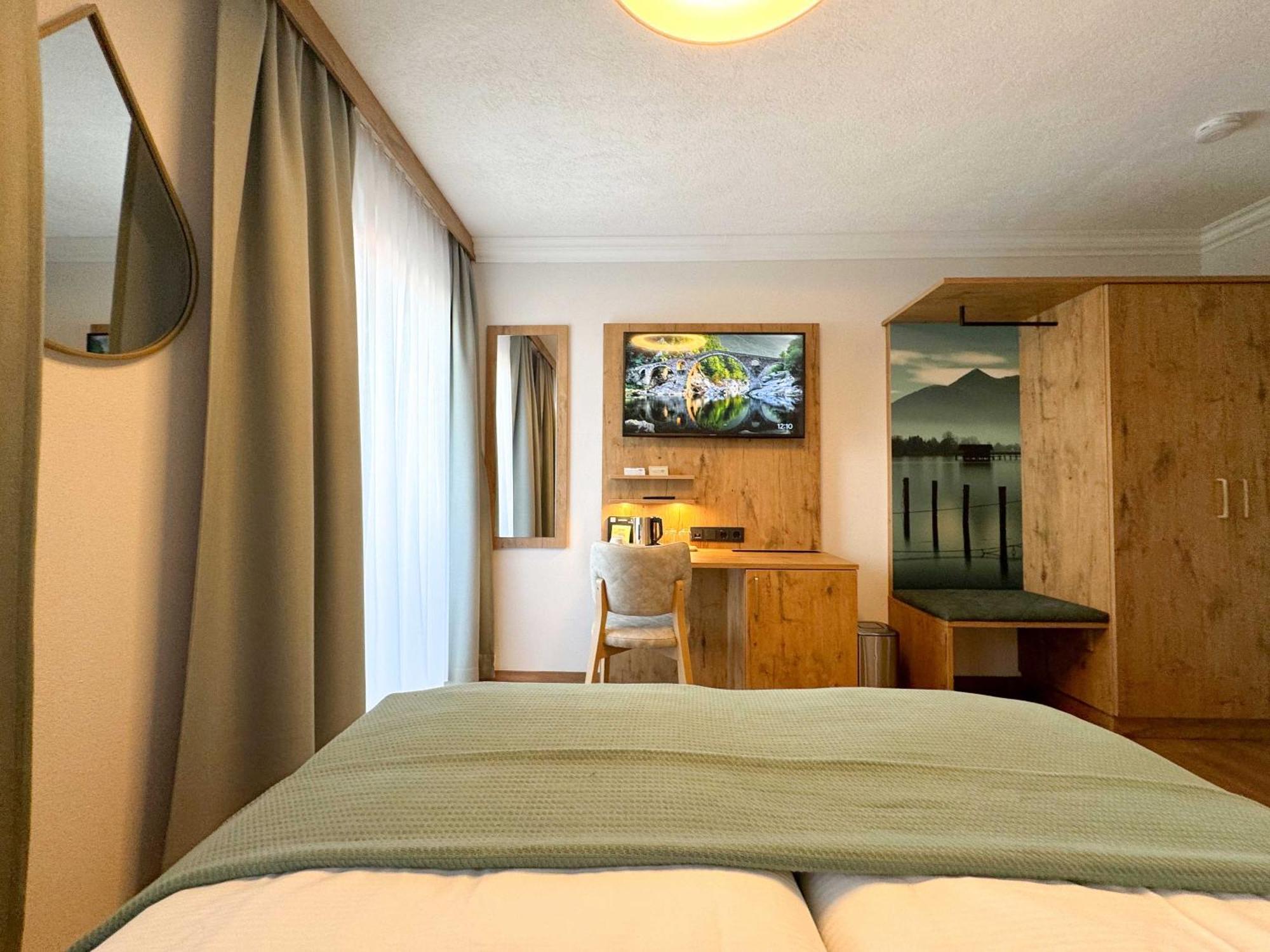 Hotel Schlossblick Chiemsee 프리엔암치엠시 외부 사진