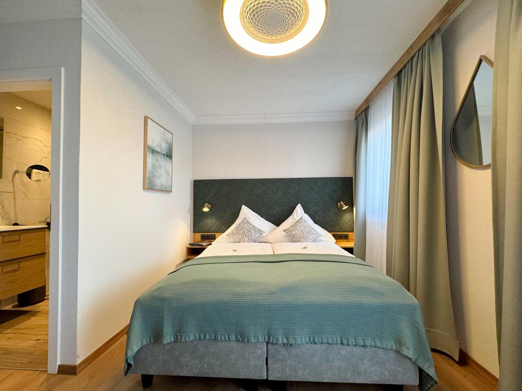Hotel Schlossblick Chiemsee 프리엔암치엠시 외부 사진